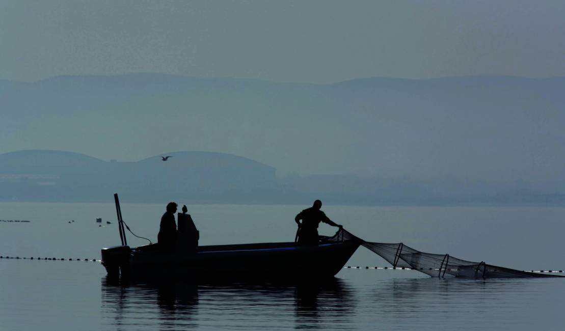 Pêcheurs relevant leur filet