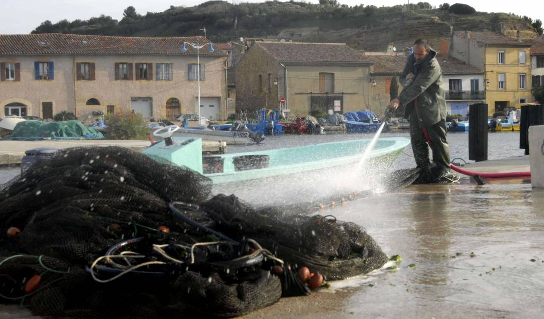 France  Etang de Berre  port de Saint Chamas,  Pêcheurs danguilles  avril 2008